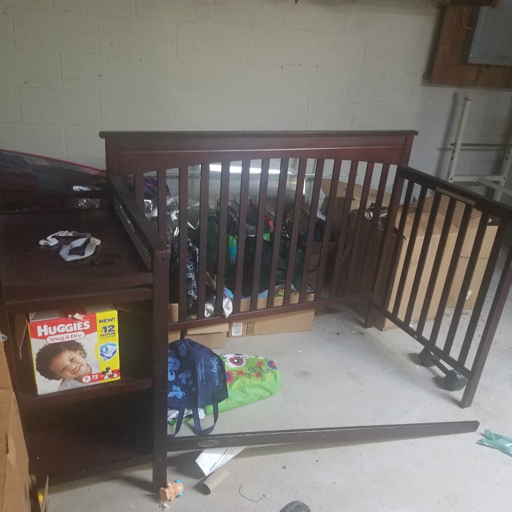 Graco 2 in 1 babies crib/changing.